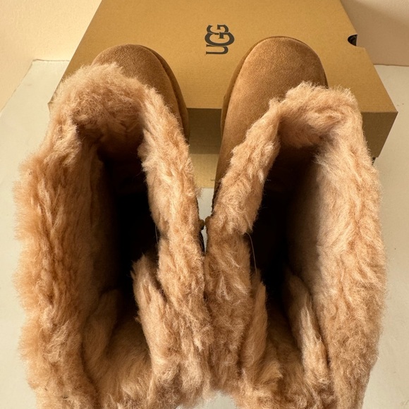 Ugg Bailey Bow II Suede leather chestnut Boot. Size: 3 - Picture 5 of 12